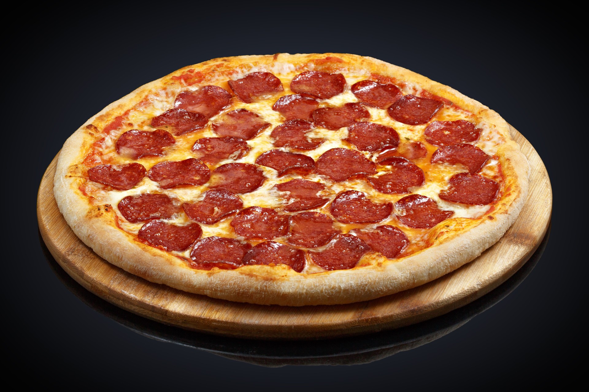 Pizza pepperoni, mozzarella, oregano